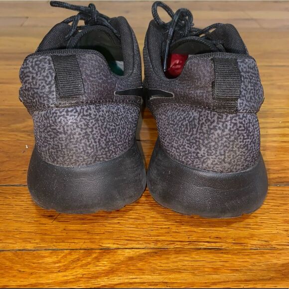 NIKE ROSHE Gray Print Sneakers - Picture 10 of 16